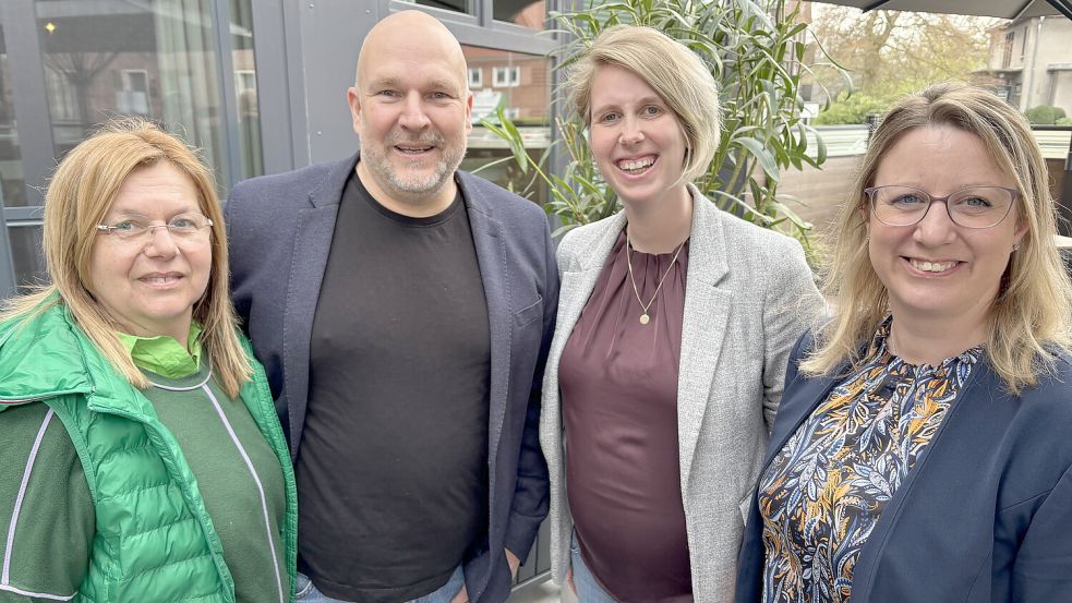 Sie sind für den Bahnanschluss von Aurich (von links): Vera Rieken (Gaststätte Kukelorum), Arno Fecht (Auricher Altstadtgastronomen), Alina Krüger (Hotel am Schloss) und Dehoga-Kreisvorsitzende Mareike Zägel (Hotel Stadt Aurich).Foto: Aiko Recke