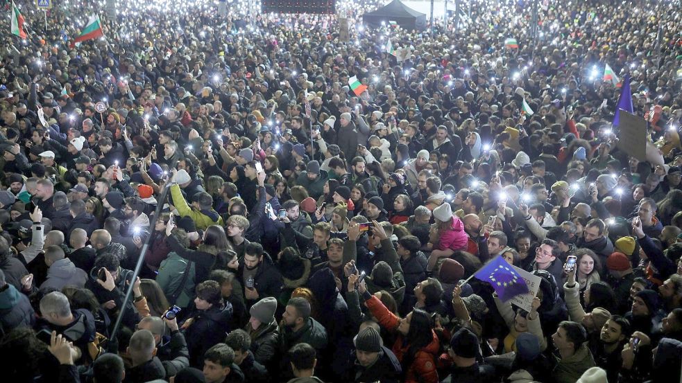 Die Neuwahl war nach Massenprotesten gegen Korruption und nach dem Rücktritt der prowestlichen Koalitionsregierung um ein konservatives Bündnis (Gerb-SDS) im Dezember 2025 notwendig geworden. (Archivbild) Foto: Valentina Petrova/AP/dpa