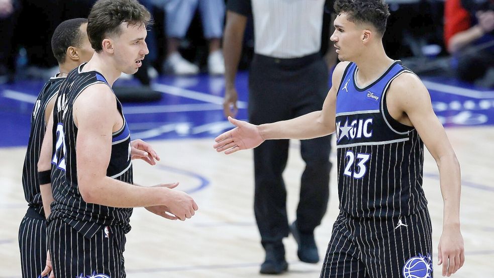 Zwei Europameister mit gutem Start: Franz Wagner (links) und Tristan da Silva haben mit den Magic den Auftakt in die Playoffs gewonnen. Foto: Duane Burleson