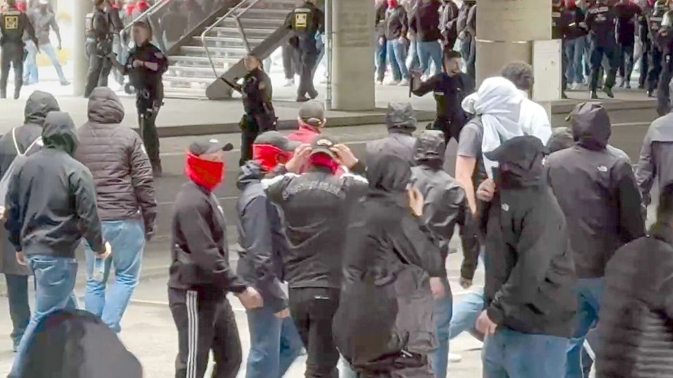 Vor dem Spiel des FC Bayern gegen den VfB Stuttgart kam es zu einer Schlägerei zwischen rivalisierenden Fans. Foto: -/EinsatzReport24/dpa