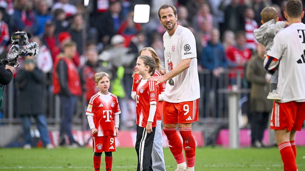 Harry Kane genießt seine zweite Meisterschaft mit dem FC Bayern mit seinen Kindern. Foto: Tom Weller