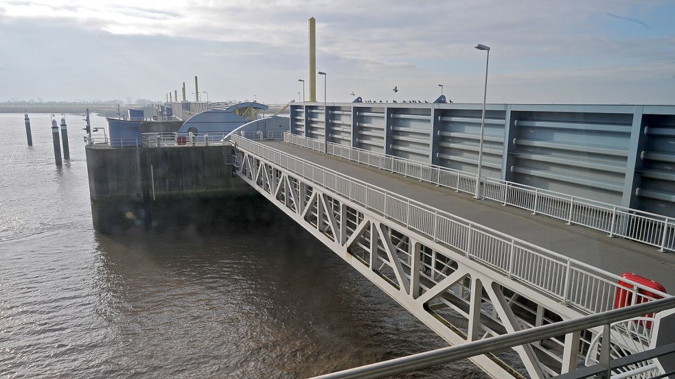 Das Emssperrwerk bei Gandersum soll ab 2027 vor jedem zweiten Niedrigwasser komplett geschlossen werden. Das bewirkt ein Absetzen der Sedimente. Foto: Klaus Ortgies/Archiv