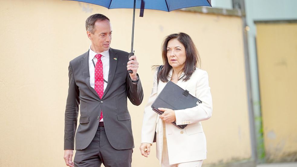 Nach den Worten von Wirtschaftsministerin Reiche geht auch darum, die Raffineriekapazitäten hochhalten zu können. Foto: Michael Kappeler/dpa