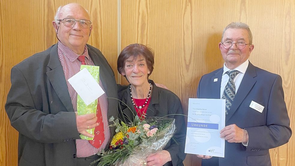 Udo Machel (links) und Diethelm Sempell ehrten Angelika Hamer für ihre Treue zum Chor „Orpheus“. Foto: privat