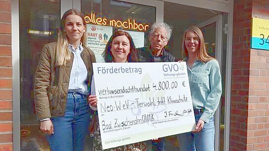 Clara Steffens (von links) und Irina Frizler von der GVO sowie Michael Schlaak und Kerstin Wunder vom Emder Verein Neo-W bei der symbolischen Scheckübergabe. Foto: privat