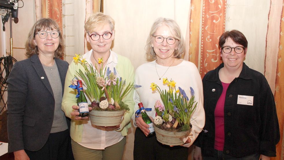 Die Vorstandsmitglieder Karin Haake (links) und Nadine Fach (rechts) gratulierten Tina Lienemann (2. von links) und Anke Denkena. Foto: HWK/Stöppel