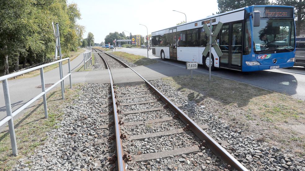 In Moordorf läuft die vorhandene Güterbahn-Trasse parallel zur Bundesstraße und der Buslinie.Foto: Romuald Banik
