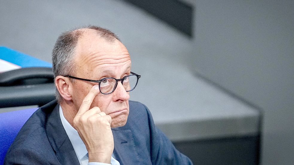 Wahrscheinlich denkt er noch gar nicht dran, doch Bundeskanzler Friedrich Merz ist am 29. April 2026 zu Gast in Emden. Foto: Kay Nietfeld/dpa
