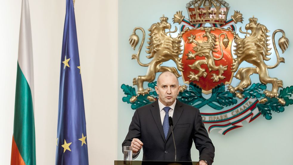Als Staatspräsident zurückgetreten, um als Premier aktive Politik zu betreiben: Rumen Radew hat die Wahl in Bulgarien gewonnen. Foto: IMAGO/Borislav Troshev