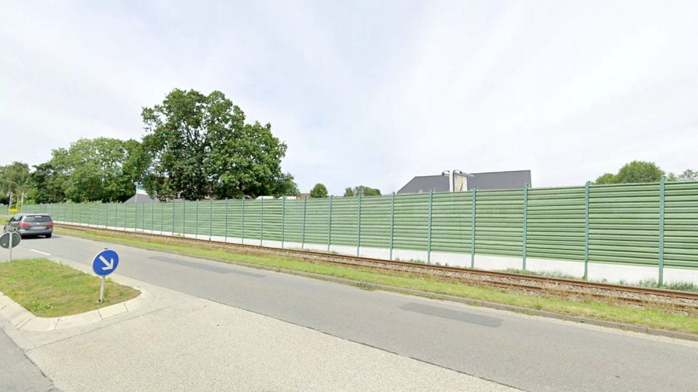 In der Machbarkeitsstudie stellten Gutachter in einer Fotomontage dar, wie die Ortsdurchfahrt nach dem Bahn-Ausbau und der Errichtung der Lärmschutzwand aussehen könnte. Grafik: Emch und Berger