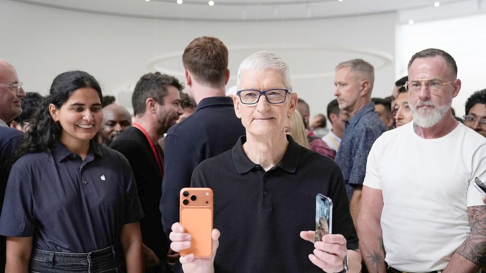 Unter Tim Cook als Konzernchef trieb das iPhone maßgeblich das Apple-Geschäft an. (Archivbild) Foto: Godofredo A. Vásquez/AP/dpa