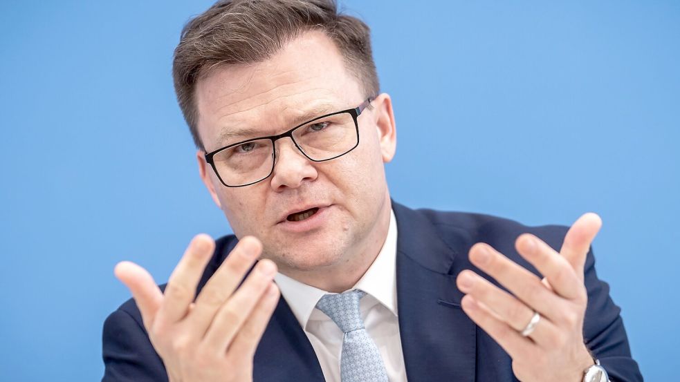 Umweltminister Carsten Schneider eröffnet am Dienstag den Petersberger Klimadialog. (Archivbild) Foto: Michael Kappeler/dpa