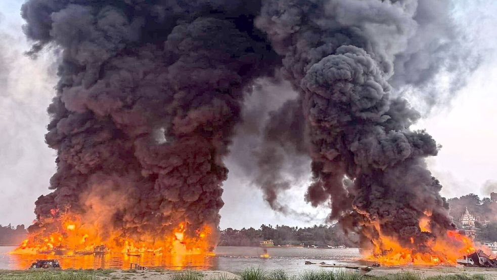 Eine gewaltige Rauchsäule stieg in den Himmel. Foto: Sai Aung