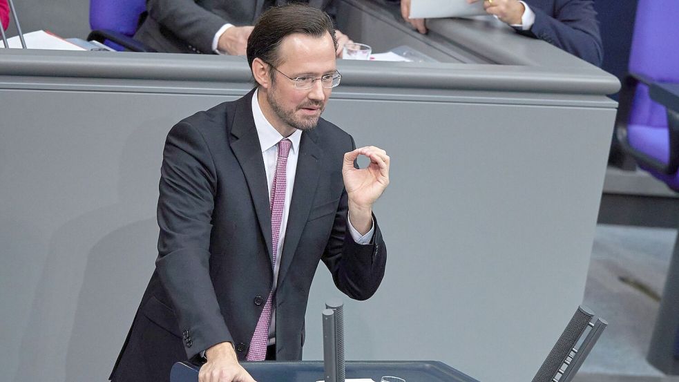 Die gesetzliche Rentenversicherung könne nicht nur eine Basisabsicherung ermöglichen, sagt Dirk Wiese. (Archivbild) Foto: Jörg Carstensen