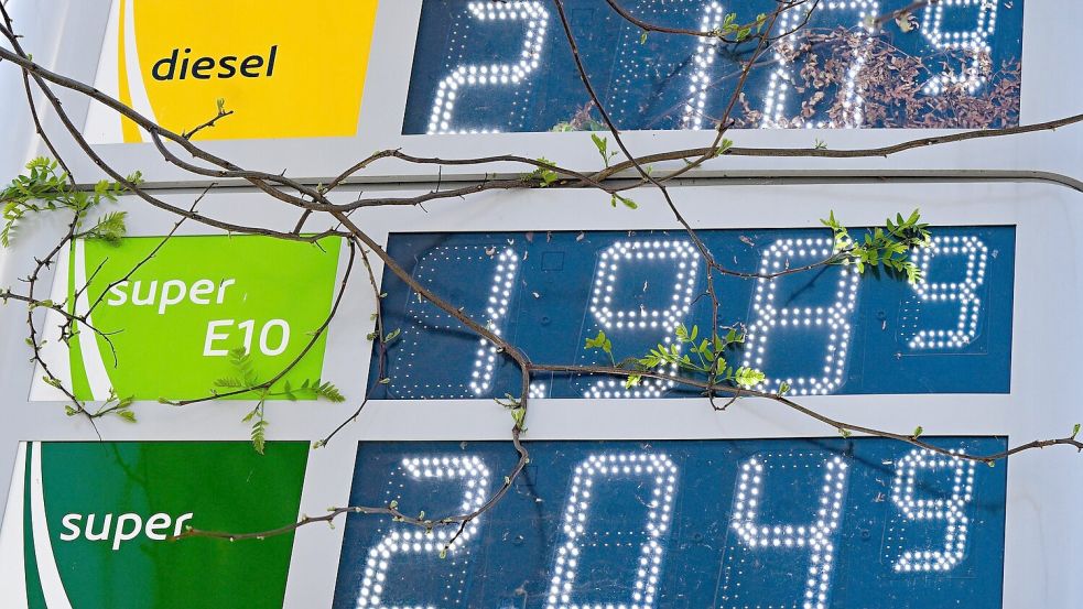 Am Vormittag ist Sprit deutlich billiger als am Nachmittag - E10 gibt es dann teilweise für weniger als 2 Euro. (Archivbild) Foto: Bernd Weißbrod
