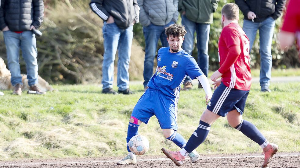 Das Spiel zwischen TuRa Marienhafe (rote Trikots) und der SG Egels-Popens hatte ein Nachspiel. Foto: Jens Doden