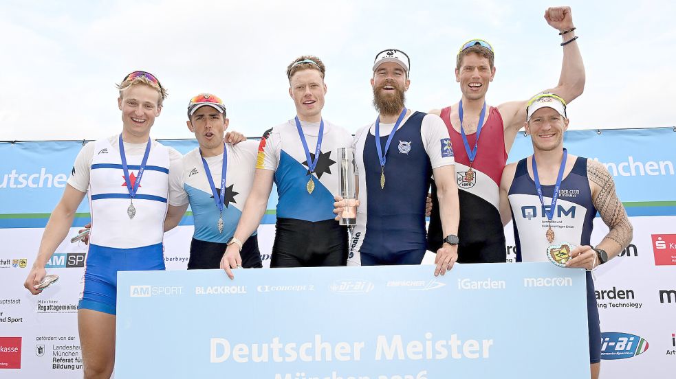 Leonard Brahms (ganz links) zeigte mit seinem Partner Frederik Breuer (Zweiter von links) eine starke Vorstellung. Hier stellten sie sich bei der Siegerehrung zum Gruppenbild. Fotos: meinruderbild