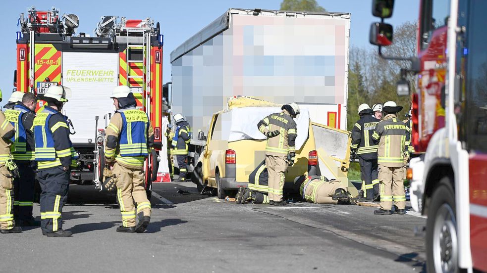 Auf der Autobahn 28 hat es einen schweren Verkehrsunfall gegeben. Foto: Lars Penning/Die Bildwerft