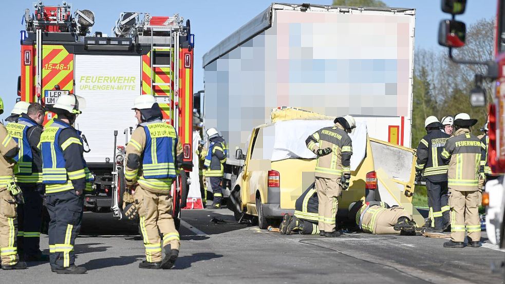 Zahlreiche Einsatzkräfte waren zu dem Unfall gerufen worden. Foto: Lars Penning/Die Bildwerft