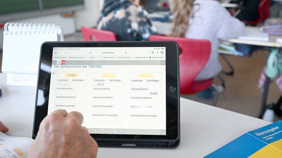 An einer Schule im niedersächsischen Damme wird großflächig Einsatz von Tablets gemacht – aber nicht nur das. Foto: dpa/Bernd Weißbrod