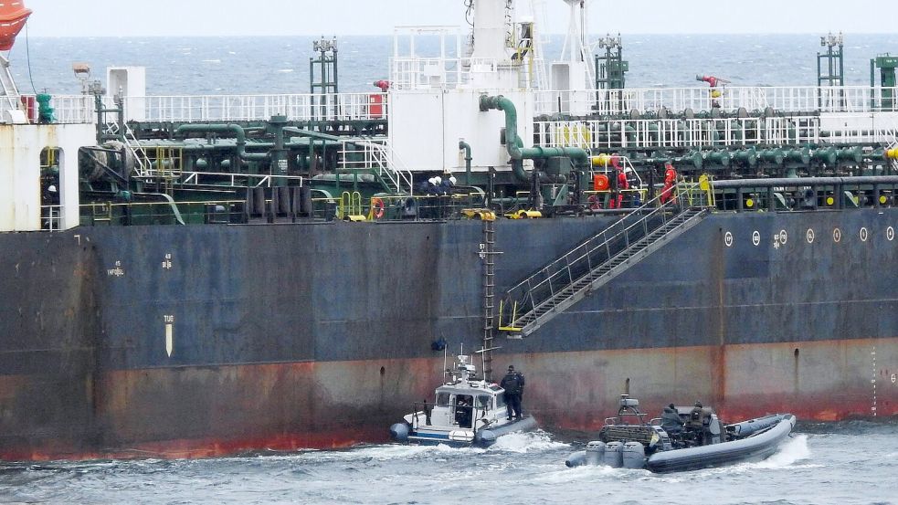 Schweden geht verstärkt gegen mutmaßliche Schiffe der russischen Schattenflotte vor. Foto: -/Swedish Coast Guard/dpa