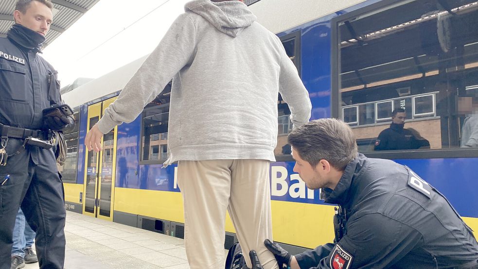 Die Polizei kontrolliert einen Zugreisenden am Bahnhof Wilhelmshaven. Bei diesem Mann wurde nichts gefunden. Foto: Imke Oltmanns