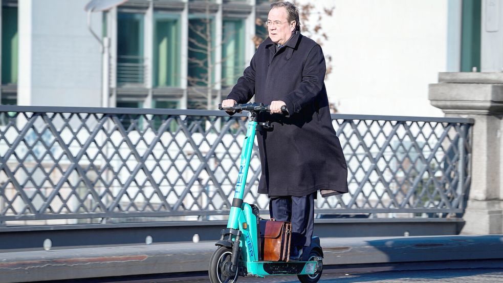 Armin Laschet MdB auf dem e-Scooter unterwegs durch Berlin Aktuell, 08.02.2023, Berlin, Armin Laschet Mitglied des Bunde Foto: IMAGO/Political-Moments