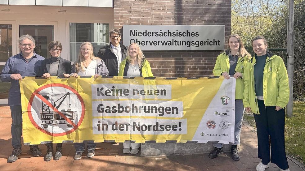 Haben vor Ort an der Verhandlung teilgenommen: Bernd Meyerer (Bürgerinitiative Saubere Luft Ostfriesland, von links), Sandra Franke (Umweltbeauftragte der Stadt Borkum), Sandra Koch (Bürgerinitiative Saubere Luft Ostfriesland), Dirk Teßmer (Rechtsanwalt) sowie Clara Winkler, Eike Hinrichsen und Josefin Schmidt von der Deutschen Umwelthilfe. Foto: Deutsche Umwelthilfe
