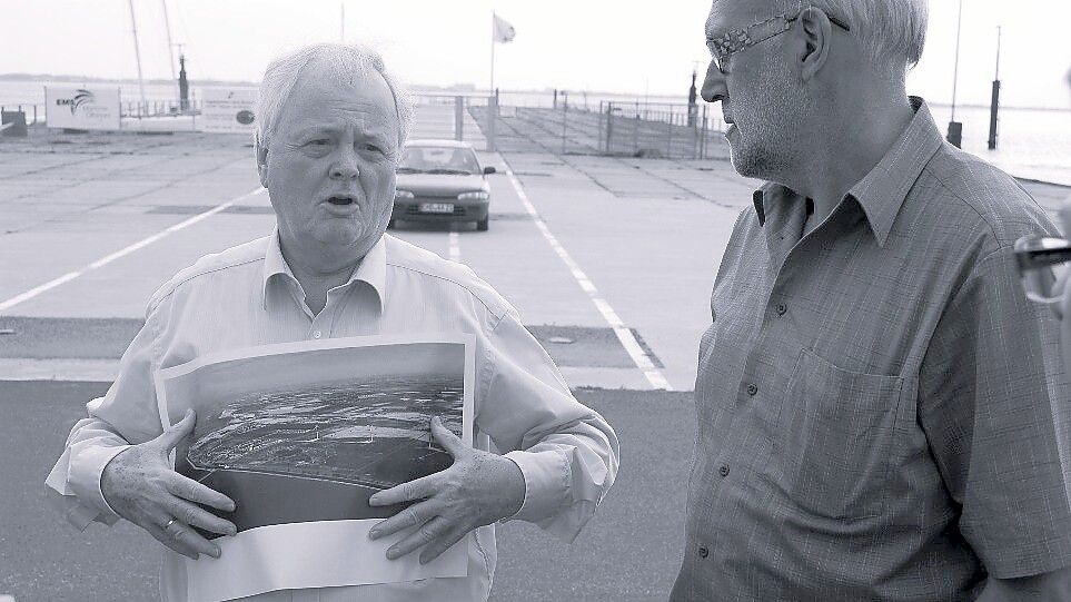 Ein Foto von 2012: Hafenförderer Dr. Jürgen Hinnendahl (links), hier mit dem Arbeitskreisvorsitzenden Detlef Tanke, erläutert die Zusammenhänge um den Bau des neuen Hafens am Rysumer Nacken vor Ort. Foto: Fritz Harders/Archiv