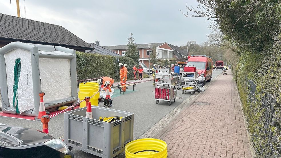 Die Feuerwehr Uplengen-Mitte und der Gefahrgutzug der Kreisfeuerwehr Leer sowie der Feuerwehr Wiesmoor waren am 02. April 2026 in Remels im Einsatz. Foto: Feuerwehr/Archiv