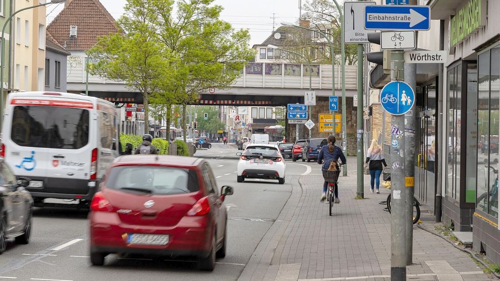 Die Iburger Straße in Osnabrück: Der Streit um die inzwischen gescheiterten Umweltspur hat die Verkehrsdebatte neu belebt. Foto: Benjamin Beutler
