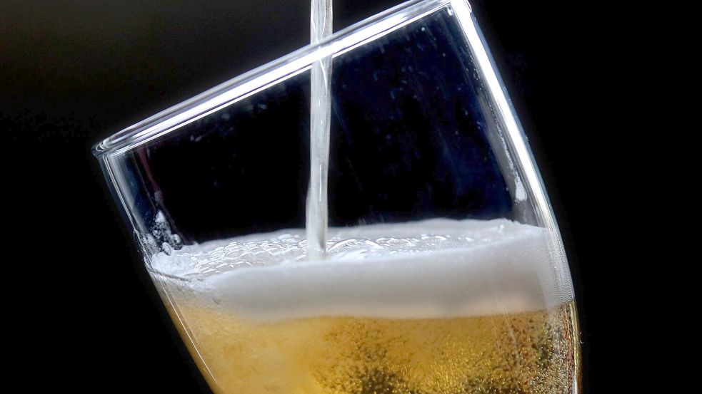 Es wird immer weniger alkoholhaltiges Bier getrunken. (Symbolbild) Foto: Roland Weihrauch/dpa