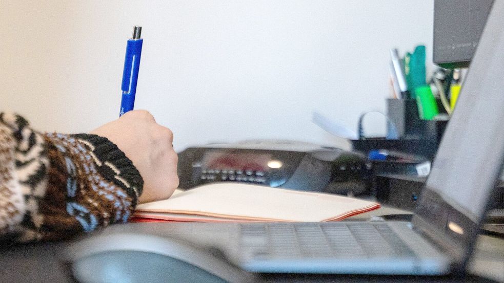 Viele Arbeitnehmerinnen und Arbeitnehmer arbeiten zumindest zeitweise von zu Hause aus. (Symbolbild) Foto: Katrin Luxenburger/dpa