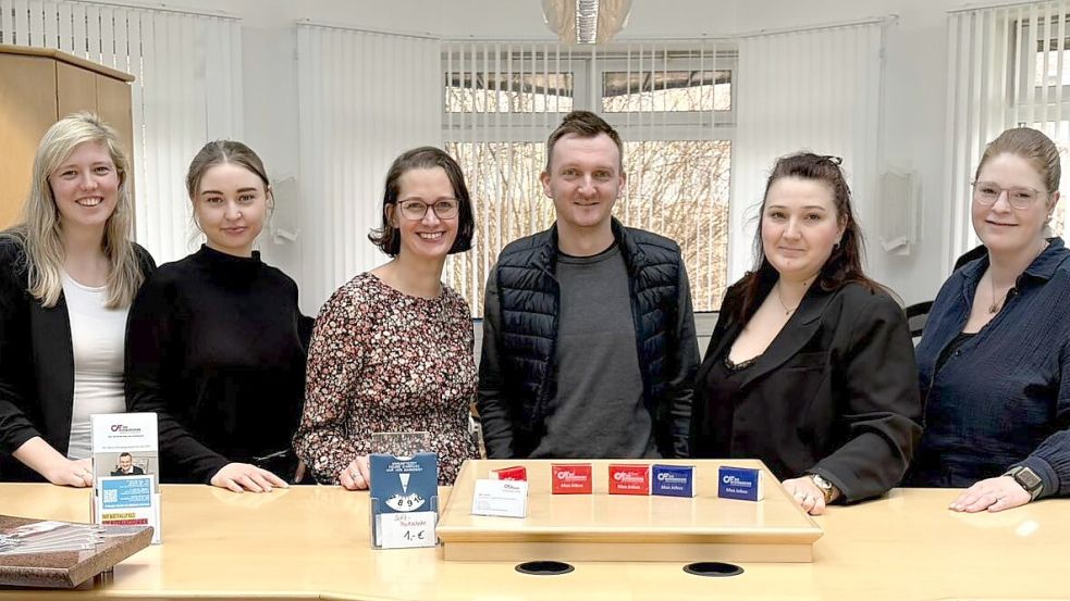 Das Team um Max Jobus (Mitte) ist auch im neuen Büro für die Kunden da (von links): Mareike Jobus, Junia Lambertus, Tayana Lessek, Anne Kuiper und Tatjana Weber. Foto: privat