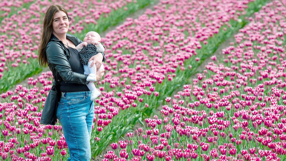 Denise Schuir posiert mit Töchtchen Devlynn im Tulpenfeld. Foto: Klaus Ortgies