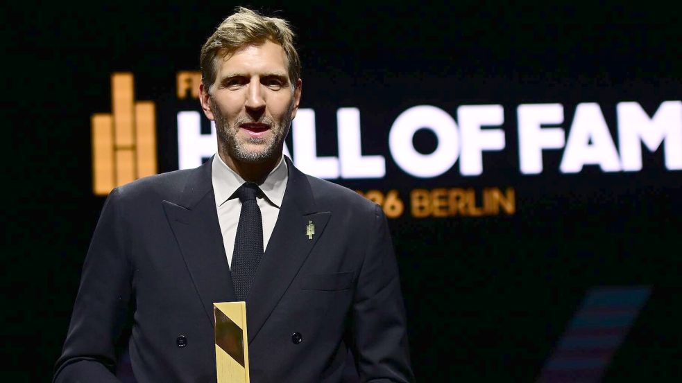 Dirk Nowitzki gehört nun zur Hall of Fame des Weltbasketballs. Foto: Sebastian Gollnow/dpa