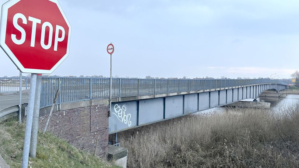 Über die Ledabrücke kann der Verkehr aktuell fließen. Foto: Jonas Bothe