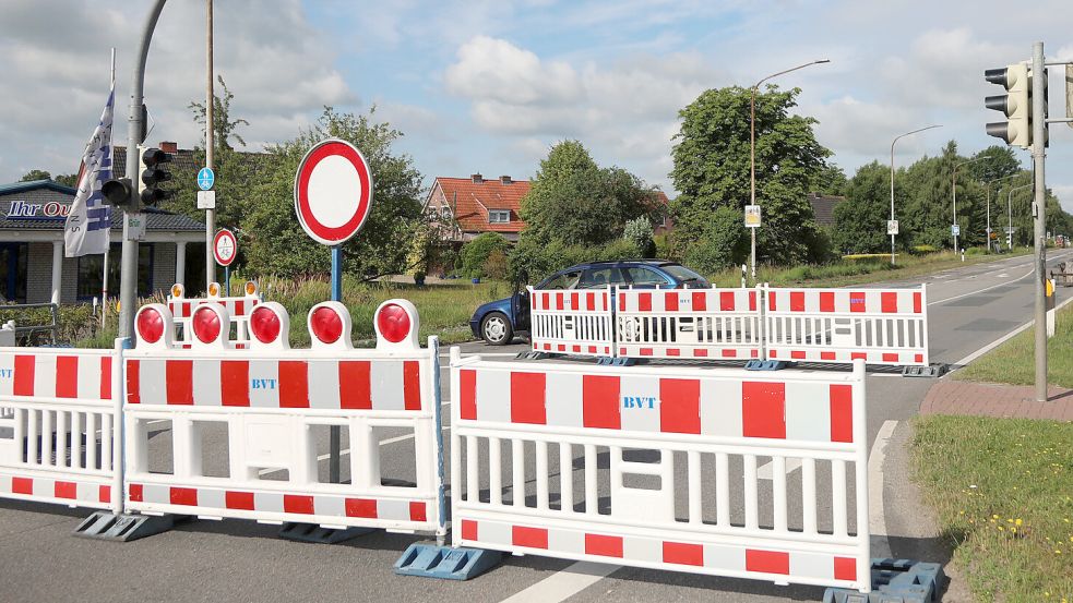 Eine im Jahr 2022 für Bauarbeiten gesperrte Straße in Südbrookmerland. So dürfte es ab Montag auch in Wiegboldsbur aussehen. Foto: Romuald Banik