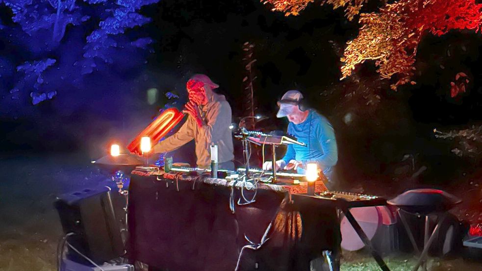 Das Osnabrücker KlangDuo Hilmar Hajek und Jörg Kerll verbindet in seinem Programm elektronische Beats mit Naturinstrumenten. Foto: Klangzentrum Osnabrück