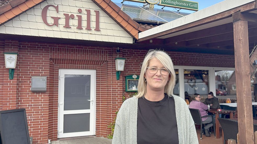 Seit Jahrzehnten ein Begriff in Collinghorst: Inhaberin Elke Stockfisch steht vor dem Collinghorster Grill, dem Traditionsimbiss an der B 438. Foto: Henrik Zein