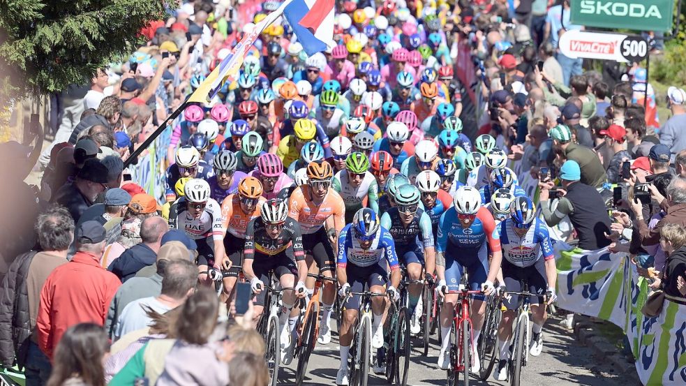 Dreimal mussten die Radprofis die bis zu 19 Prozent steile Mur von Huy hinauf. Foto: David Pintens