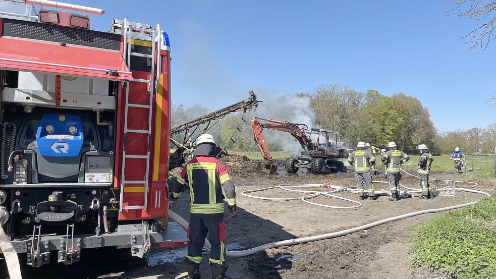 Beim Eintreffen der Feuerwehr stand der Radbagger in Vollbrand. Foto: Timo de Vries/Feuerwehr