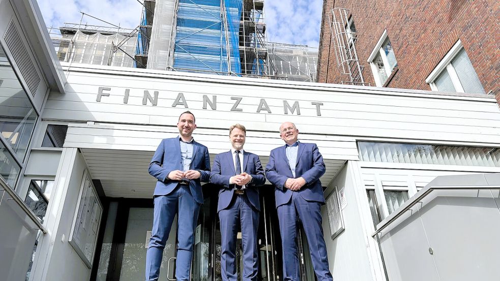 Der Niedersächsische Finanzminister Gerald Heere (Mitte) besuchte das Leeraner Finanzamt, er wurde empfangen vom Leiter des Amtes Jochen Bekker (rechts). Mit dabei: der Landtagsabgeordnete Nico Bloem. Foto: Vera Vogt