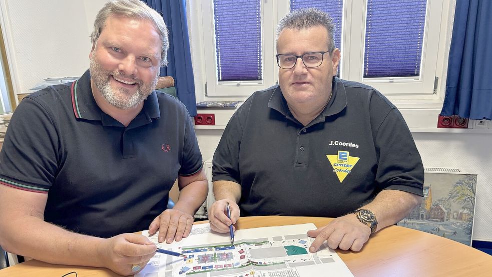 Udo Hippen (links) und Jens Coordes brüten schon über den Plänen für das kommende Weinfest. Foto: Mieke Matthes