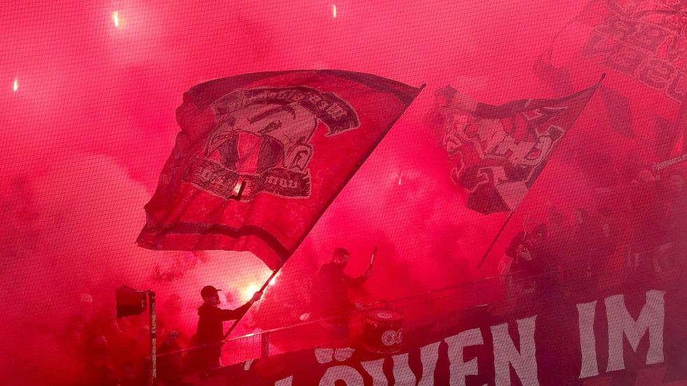 Die Fans sorgten für heiße Atmosphäre. Foto: Rolf Vennenbernd