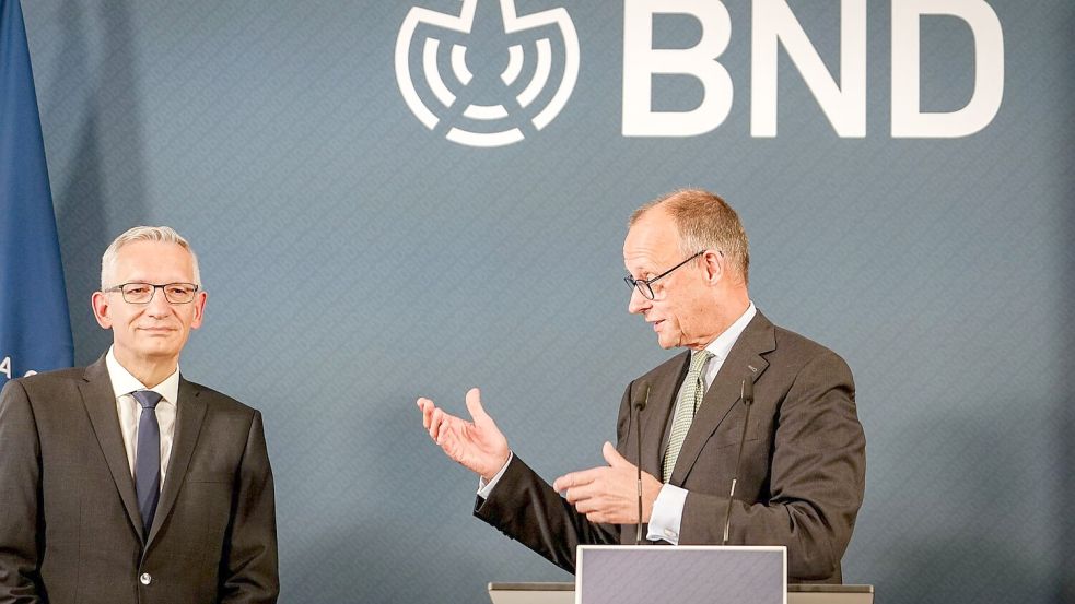 Kanzler Friedrich Merz (CDU) hat dem neuen Präsidenten des Bundesnachrichtendienstes, Martin Jäger, bei der Amtsübergabe einiges ins Auftragsbuch geschrieben. (Archivbild) Foto: Kay Nietfeld/dpa