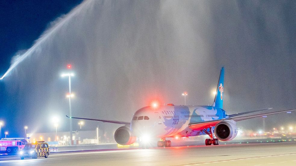 Die erste Maschine wurde mit Wasserfontänen der Flughafenfeuerwehr begrüßt. Foto: Andreas Arnold