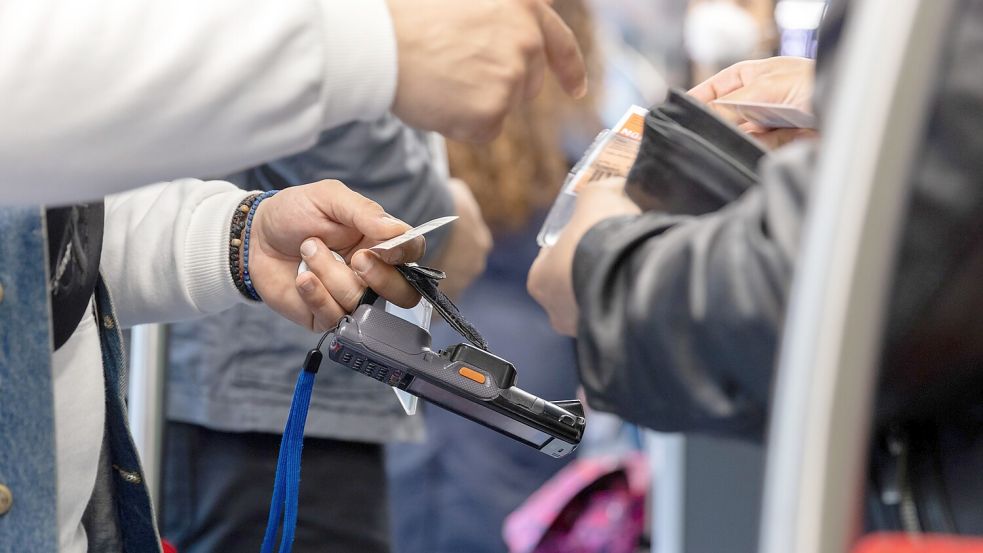 Tickets bitte: Ob mit Haft oder ohne – Schwarzfahren kostet den Staat immer Geld. Foto: dpa/Daniel Karmann