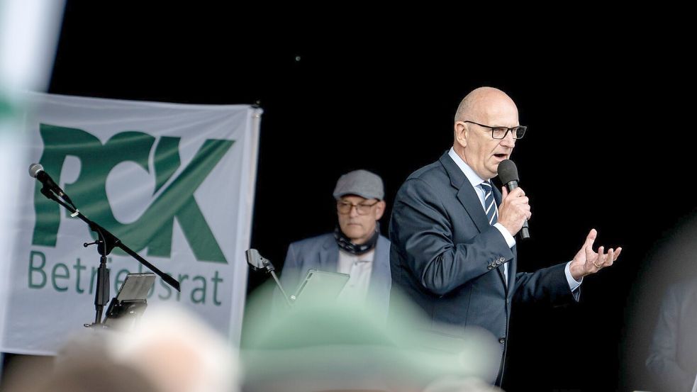 Brandenburgs Ministerpräsident Dietmar Woidke (SPD) kritisiert die Ankündigung Russlands, kein Öl mehr aus Kasachstan durch die Pipeline Druschba zur PCK-Raffinerie in Schwedt zu leiten. Foto: Fabian Sommer