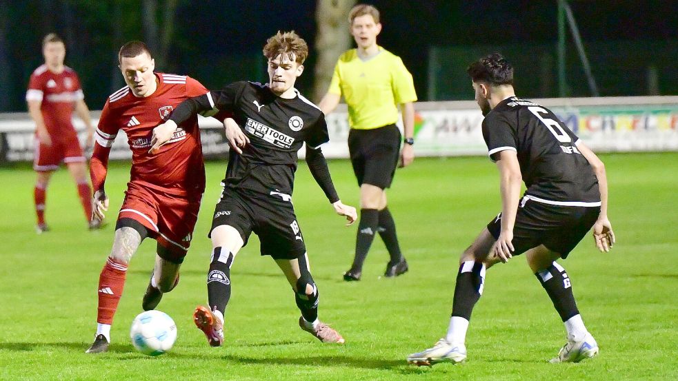 TuRa Westrhauderfehn (links Matthias Malchus) bot den SV Großefehn (im Zweikampf Ben Smidt) ordentlich Paroli. Die Gäste gewannen am Ende aber deutlich. Fotos: Hans Damm